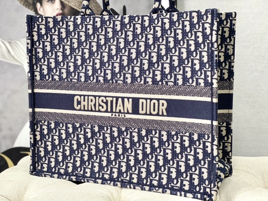 Diorの大きい斜めの刺繍のキャンバスの濃紺の決め付けられたショルダー・バッグのキリスト教の本