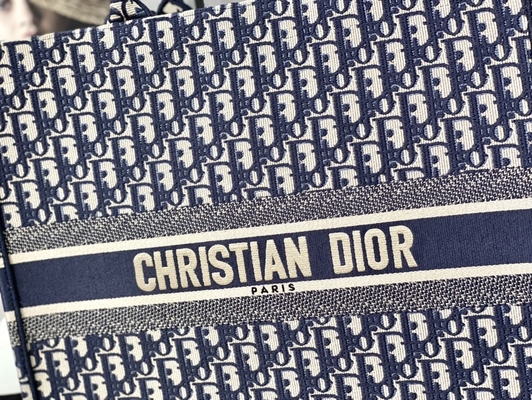 Diorの大きい斜めの刺繍のキャンバスの濃紺の決め付けられたショルダー・バッグのキリスト教の本