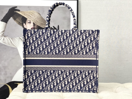 Diorの大きい斜めの刺繍のキャンバスの濃紺の決め付けられたショルダー・バッグのキリスト教の本