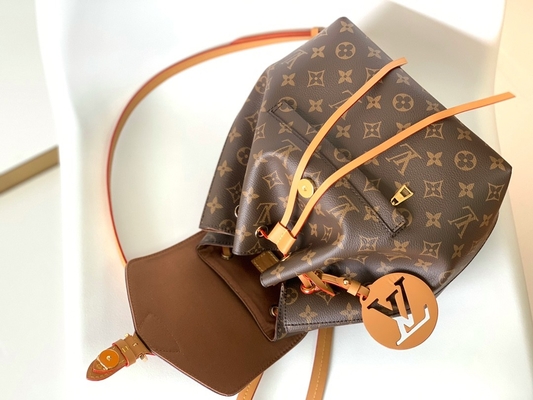 モノグラムの影の子牛革LV Montsouris PMのバックパックの取り外し可能な魅力