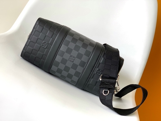 決め付けられた人のLV Keepall BandoulièRe 25のチェッカーボードのメッセンジャー袋