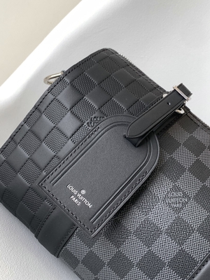 決め付けられた人のLV Keepall BandoulièRe 25のチェッカーボードのメッセンジャー袋