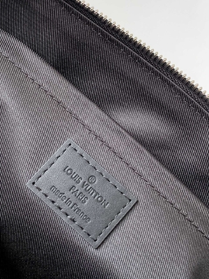 決め付けられた人のLV Keepall BandoulièRe 25のチェッカーボードのメッセンジャー袋
