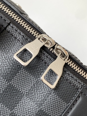 決め付けられた人のLV Keepall BandoulièRe 25のチェッカーボードのメッセンジャー袋