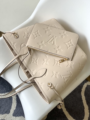 お気に入りはモノグラムのキャンバスのNeverfull MMのベージュ トート バックを決め付けた