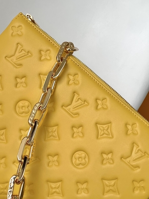 ヒマワリのモノグラムは注文の決め付けられた袋Coussin PMルイ・ヴィトンをふくらんでいるラムスキン浮彫りにした