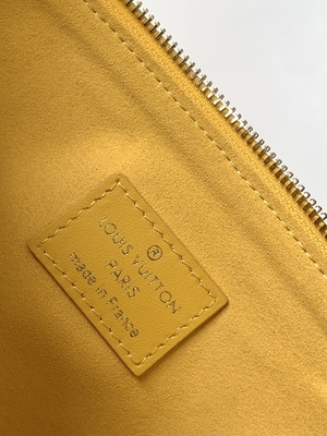 ヒマワリのモノグラムは注文の決め付けられた袋Coussin PMルイ・ヴィトンをふくらんでいるラムスキン浮彫りにした