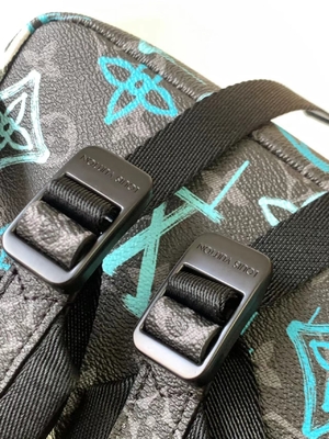 多色刷りの発見デザイナー ブランドはLVの落書き袋の緑をBackpack