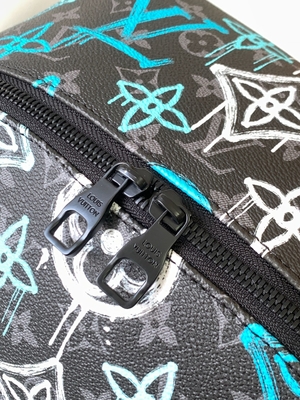 多色刷りの発見デザイナー ブランドはLVの落書き袋の緑をBackpack