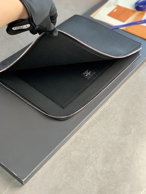 黒いNoir財布のデザイナー ルイ・ヴィトンPochette Jour GM Cuir Taurillonの革