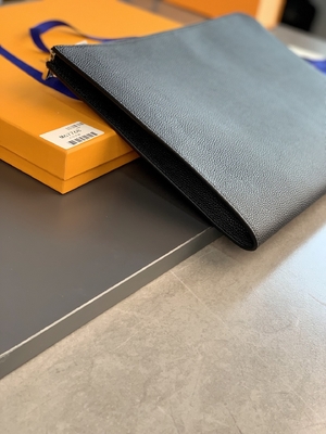 黒いNoir財布のデザイナー ルイ・ヴィトンPochette Jour GM Cuir Taurillonの革