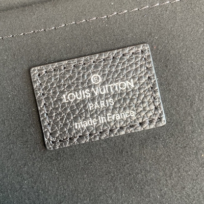黒いNoir財布のデザイナー ルイ・ヴィトンPochette Jour GM Cuir Taurillonの革