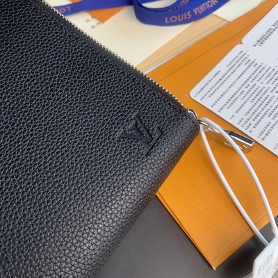 黒いNoir財布のデザイナー ルイ・ヴィトンPochette Jour GM Cuir Taurillonの革