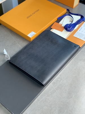 黒いNoir財布のデザイナー ルイ・ヴィトンPochette Jour GM Cuir Taurillonの革