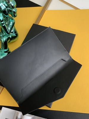 浮彫りにされたSt Laurent お気に入りは袋のアップタウンを革Clutch Grain De Poudreと決め付けた