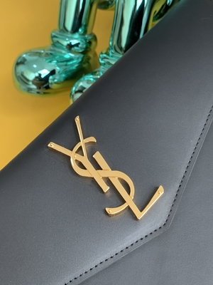 浮彫りにされたSt Laurent お気に入りは袋のアップタウンを革Clutch Grain De Poudreと決め付けた