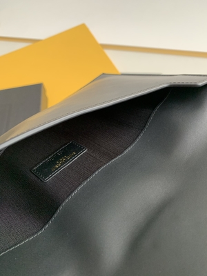 浮彫りにされたSt Laurent お気に入りは袋のアップタウンを革Clutch Grain De Poudreと決め付けた
