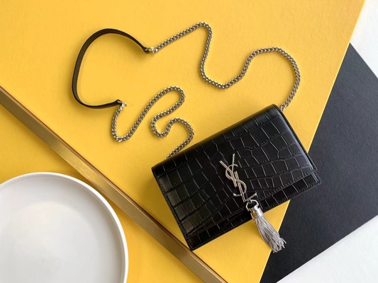 Kateの中型のふさ赤いYSL St Laurent Wocのジッパーの閉鎖