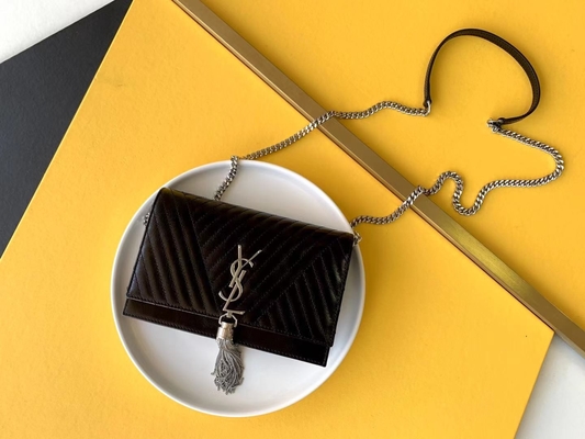 Kateの中型のふさ赤いYSL St Laurent Wocのジッパーの閉鎖