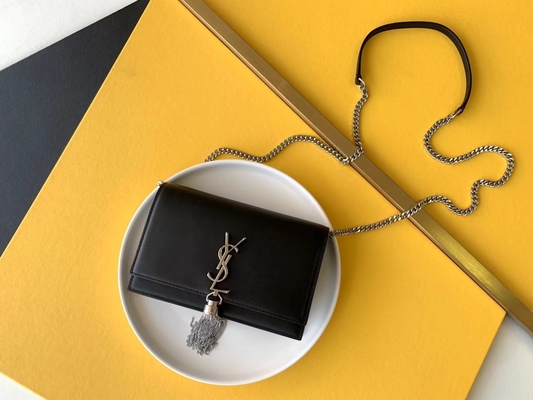 Kateの中型のふさ赤いYSL St Laurent Wocのジッパーの閉鎖