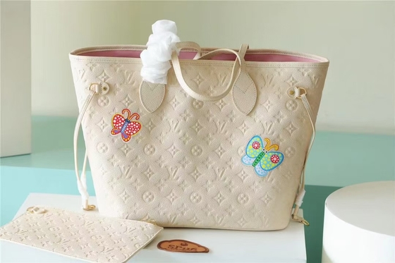 党は女性を花の象眼が付いているハンドバッグのNeverfull MMのモノグラムEmpreinteと決め付けた