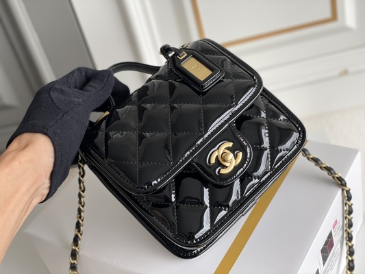 Chanel 22小型デザイナー財布の低下の折り返しが付いている黒い綴りの金の鎖