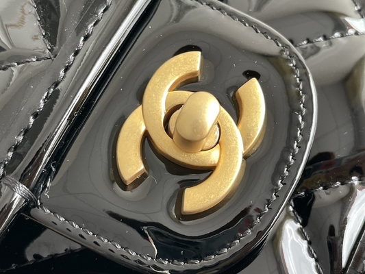 Chanel 22小型デザイナー財布の低下の折り返しが付いている黒い綴りの金の鎖