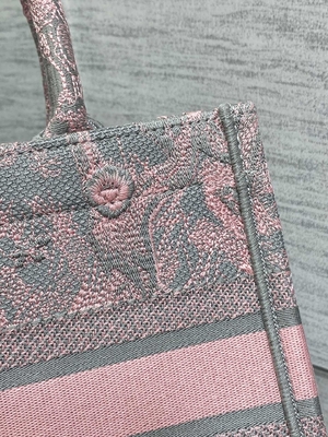 クリスチャン・ディオール小さいBooktoteのピンクおよびGray Toile De Jouy Sauvageの刺繍