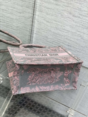 クリスチャン・ディオール小さいBooktoteのピンクおよびGray Toile De Jouy Sauvageの刺繍