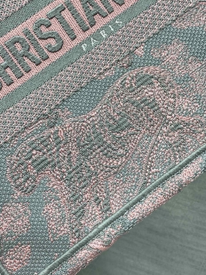 クリスチャン・ディオール小さいBooktoteのピンクおよびGray Toile De Jouy Sauvageの刺繍